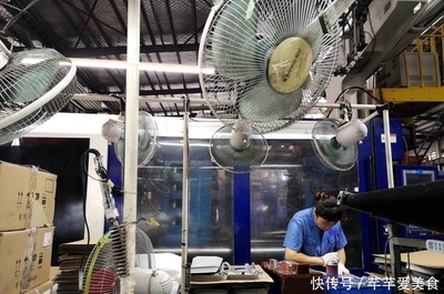 廠房里的降溫神器 直徑6米的大吊扇與工業(yè)冰塊，再不怕熱了